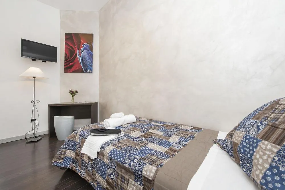 Hotel Rose & Tulip Rom 0*,